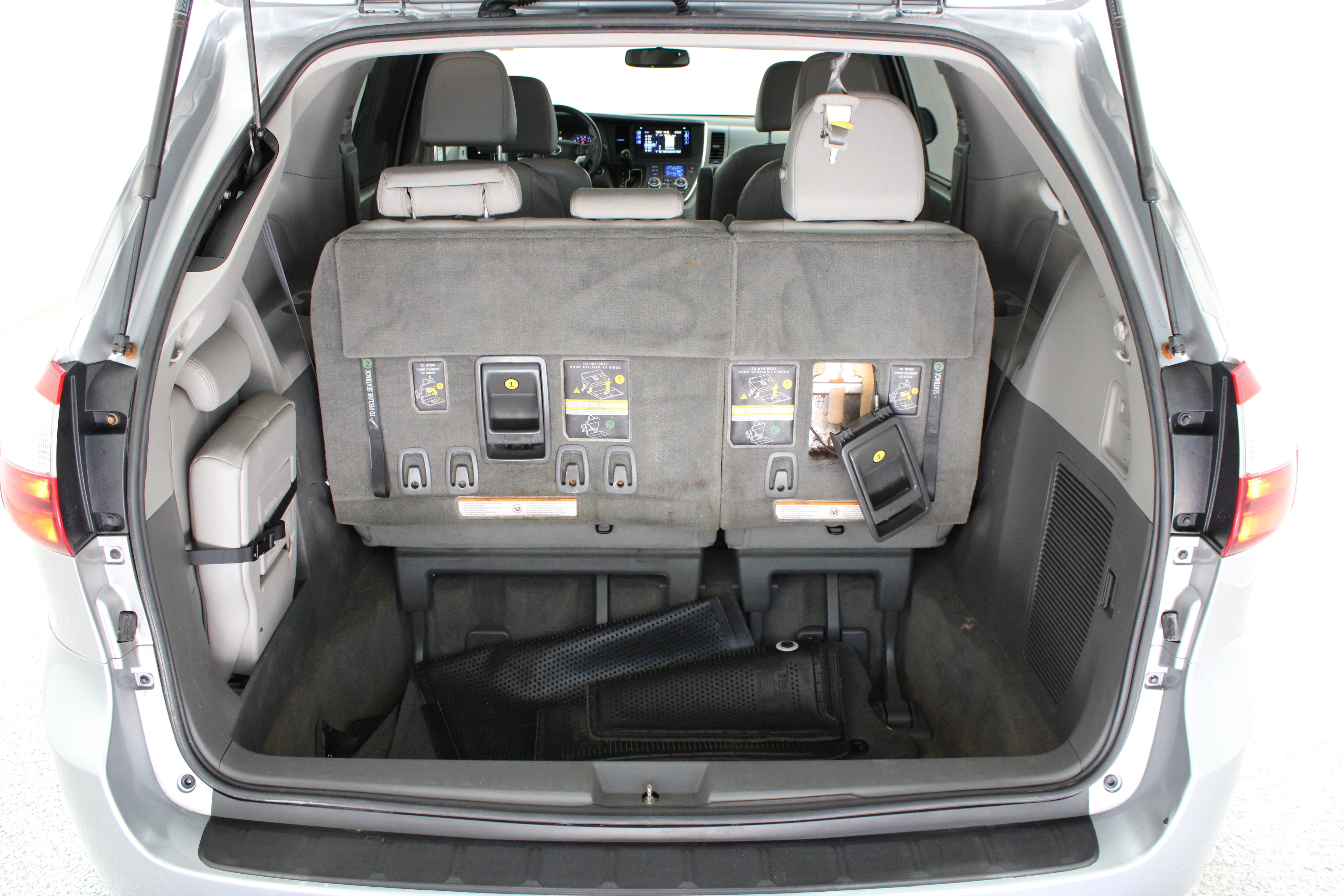 Used 2015 Silver Sky Metallic Toyota XLE Premium 3.5L image 33