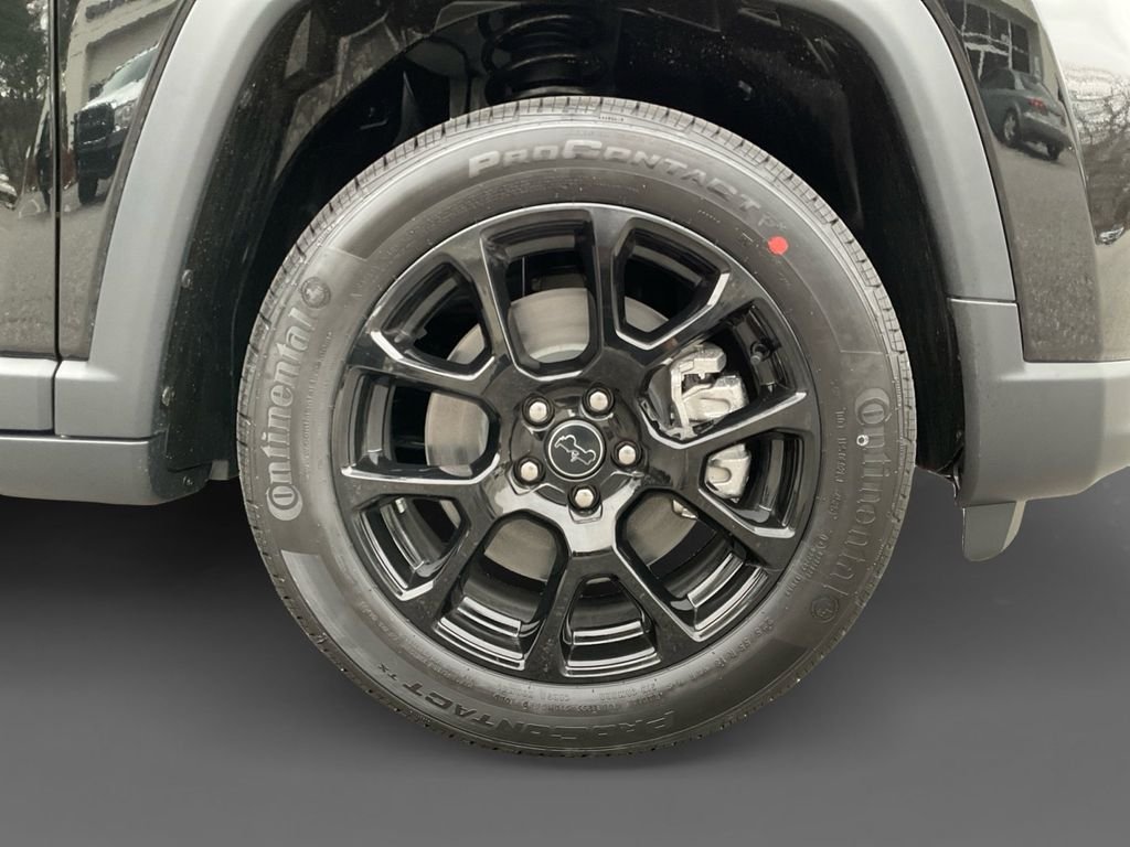 New 2026 Diamond Black Crystal Pearl-Coat Exterior Paint Jeep Latitude image 16