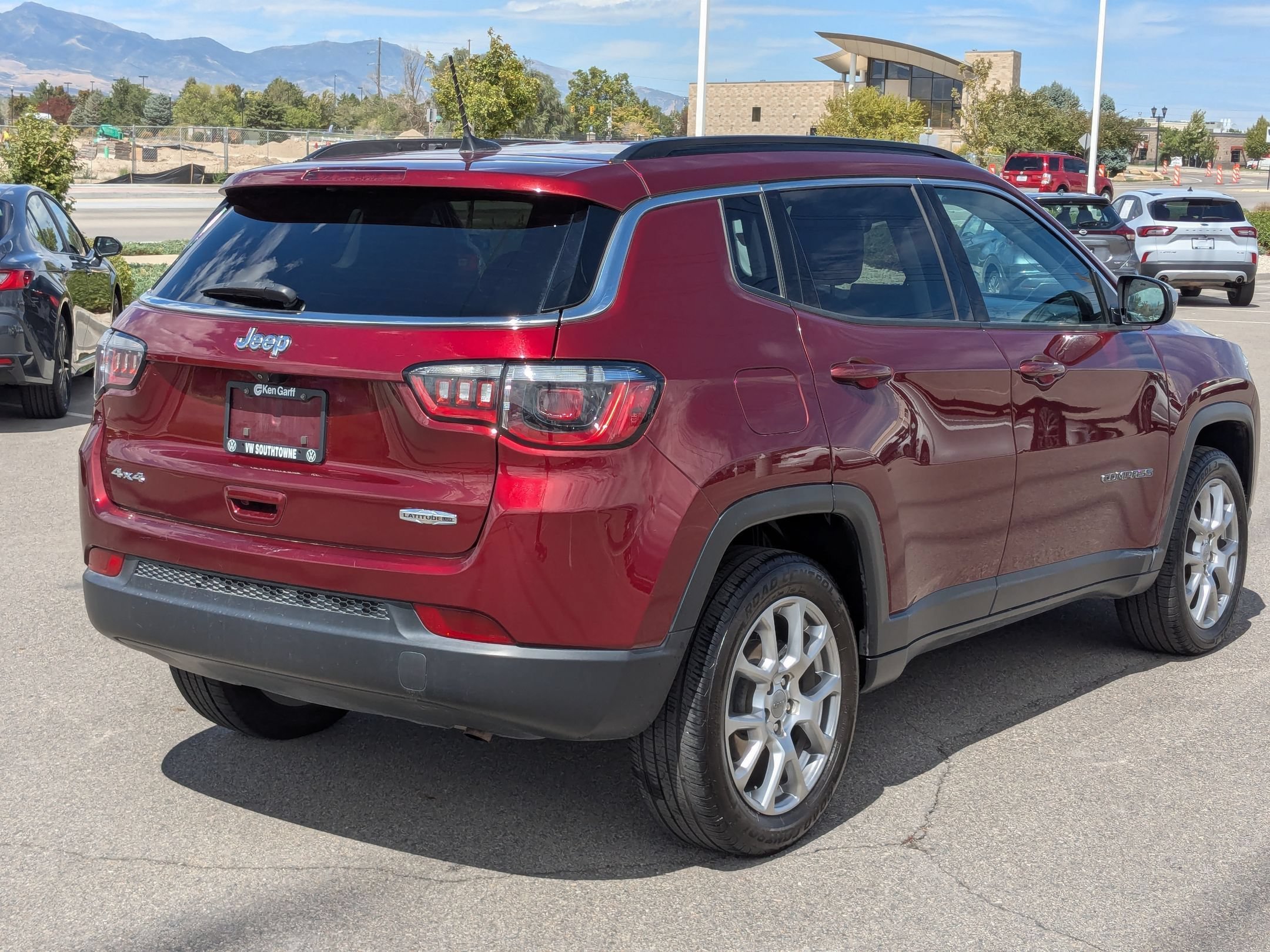 Used 2022 Velvet Red Pearlcoat Jeep Latitude Lux image 3
