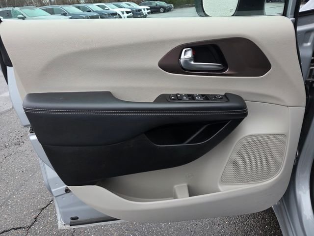 Used 2023 Silver Mist Clearcoat Chrysler LX image 25