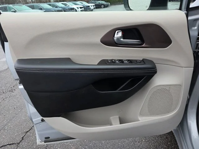 Used 2023 Silver Mist Clearcoat Chrysler LX image 25
