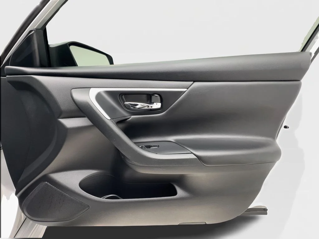 Used 2018 Silver Nissan 2.5 S image 32