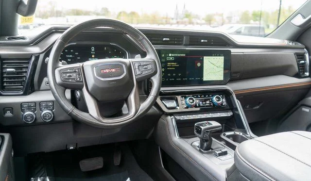 Used 2025  GMC AT4 image 16