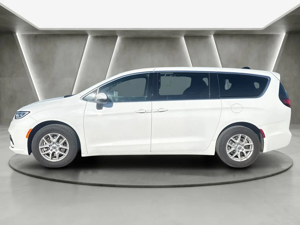 Used 2023 White Chrysler Touring image 4