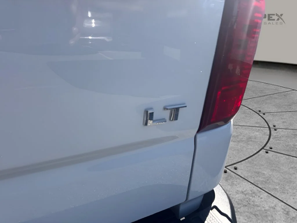 Used 2025 White Chevrolet LT image 28