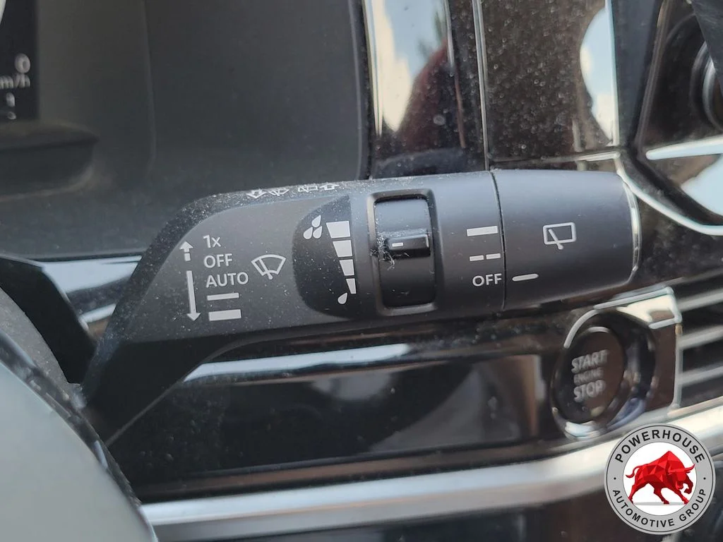 Used 2025 White Nissan Platinum image 35