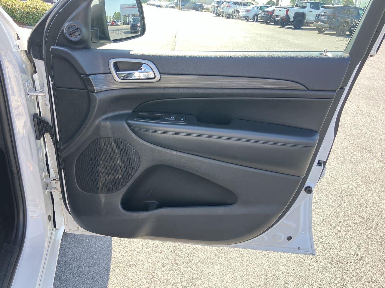 Used 2019 White (Bright White Clearcoat) Jeep Altitude image 32