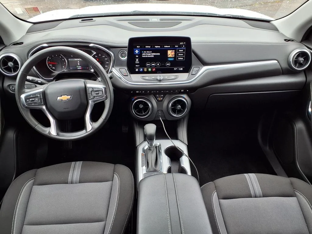 Used 2025 White Chevrolet LT image 3