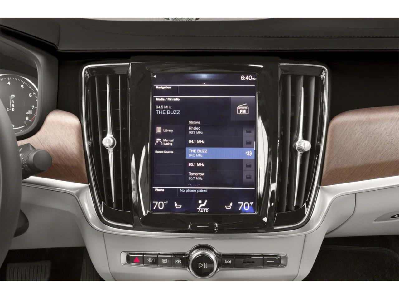 Used 2018 Crystal White Pearl Metallic Volvo Momentum image 5