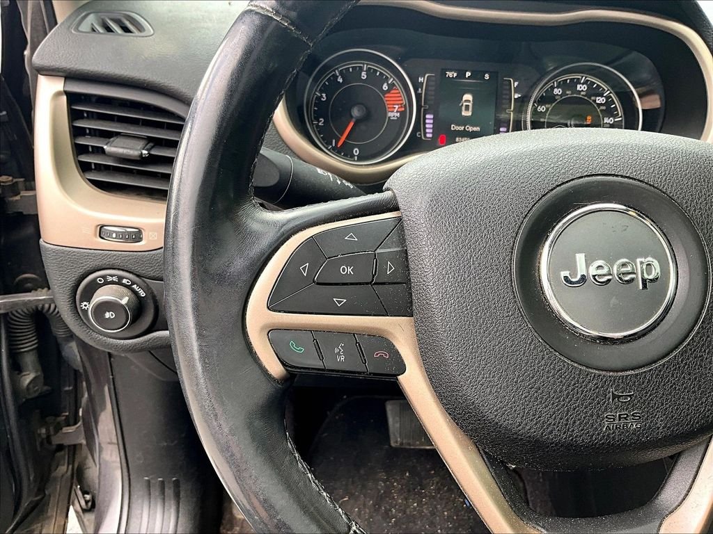 Used 2016 Granite Crystal Metallic Clearcoat Jeep Latitude image 23