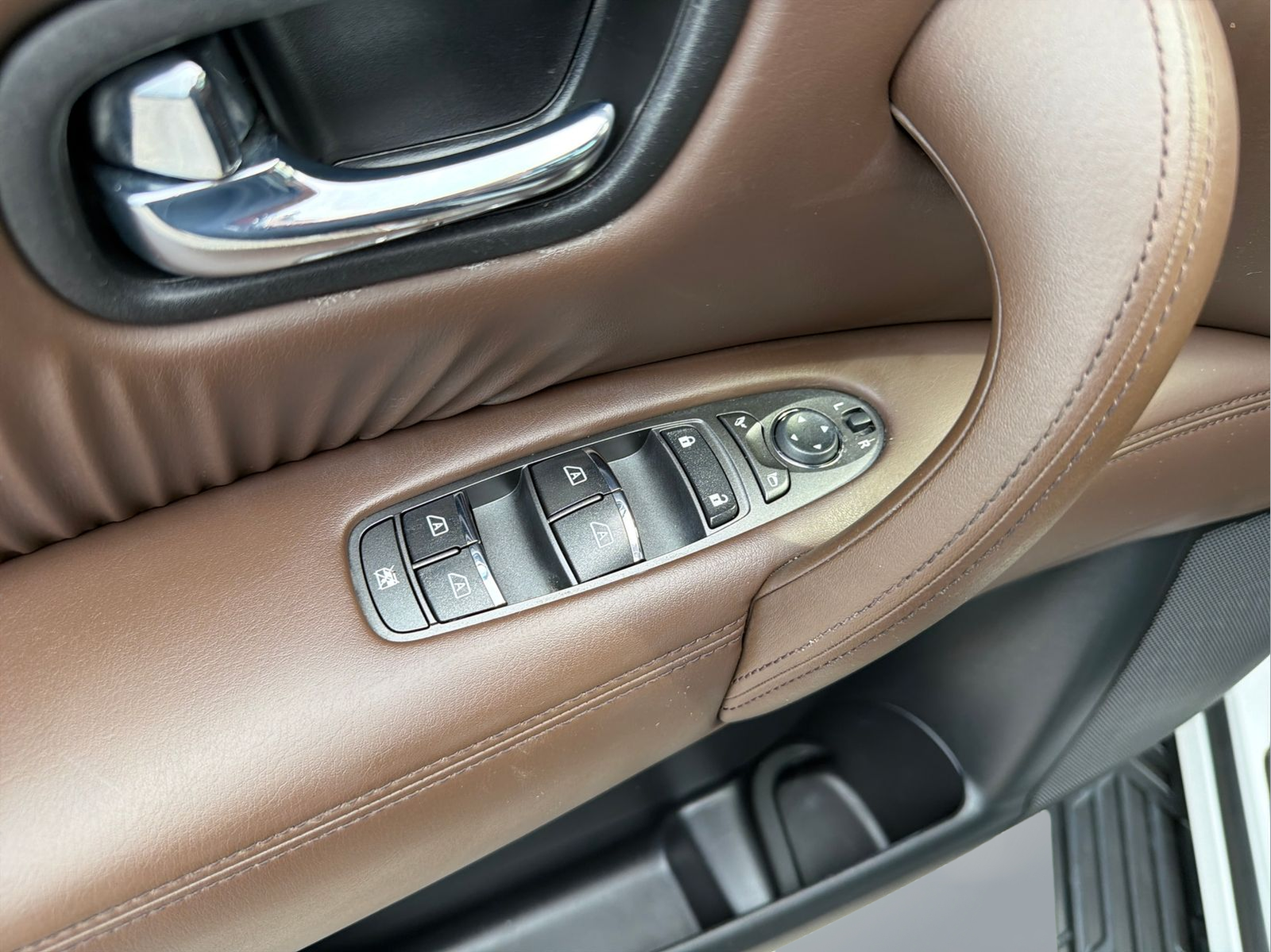 Used 2022 White Nissan Platinum image 30