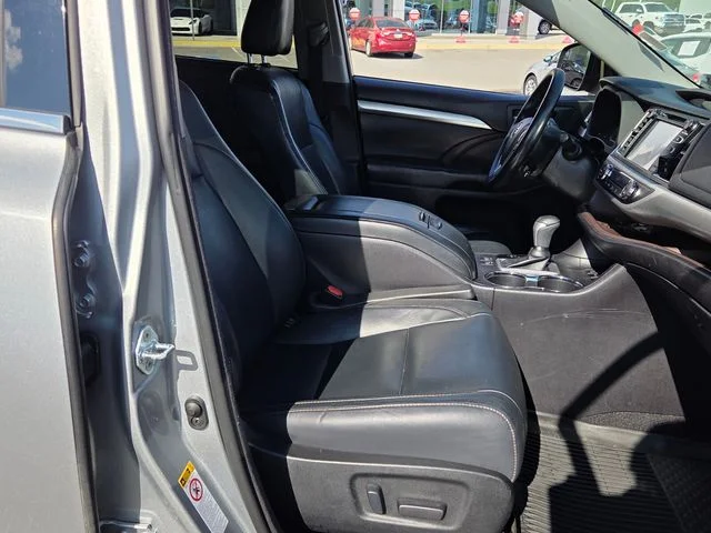 Used 2017 Silver Toyota XLE image 17