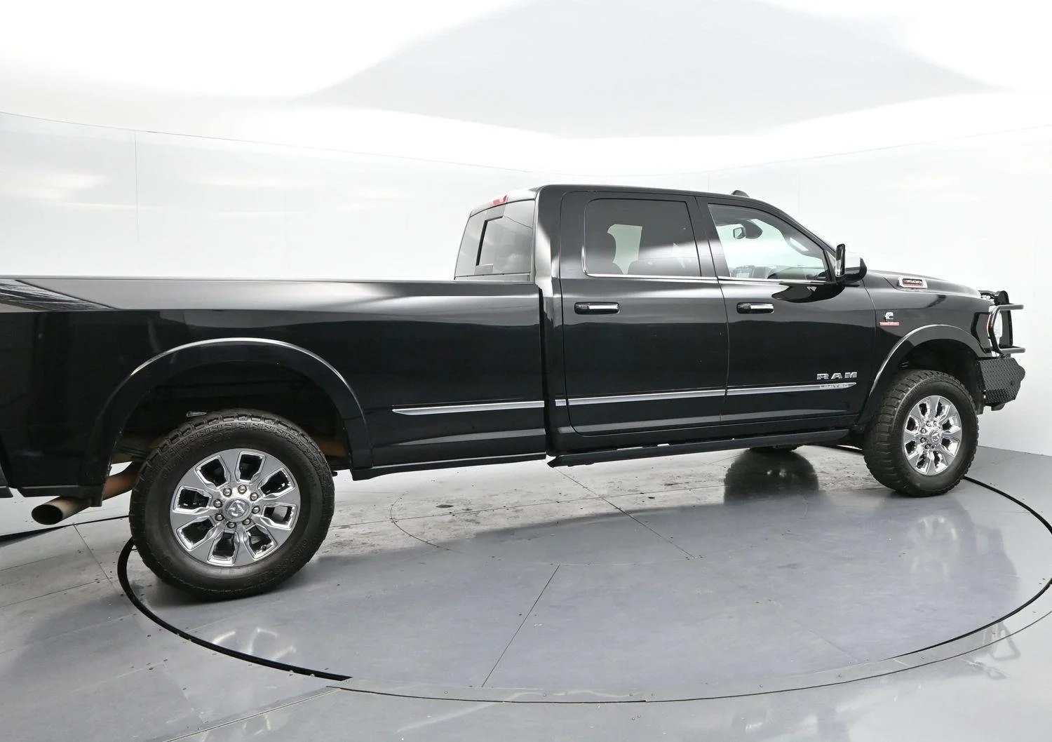 Used 2022 Diamond Black Crystal Pearlcoat Ram Limited image 8