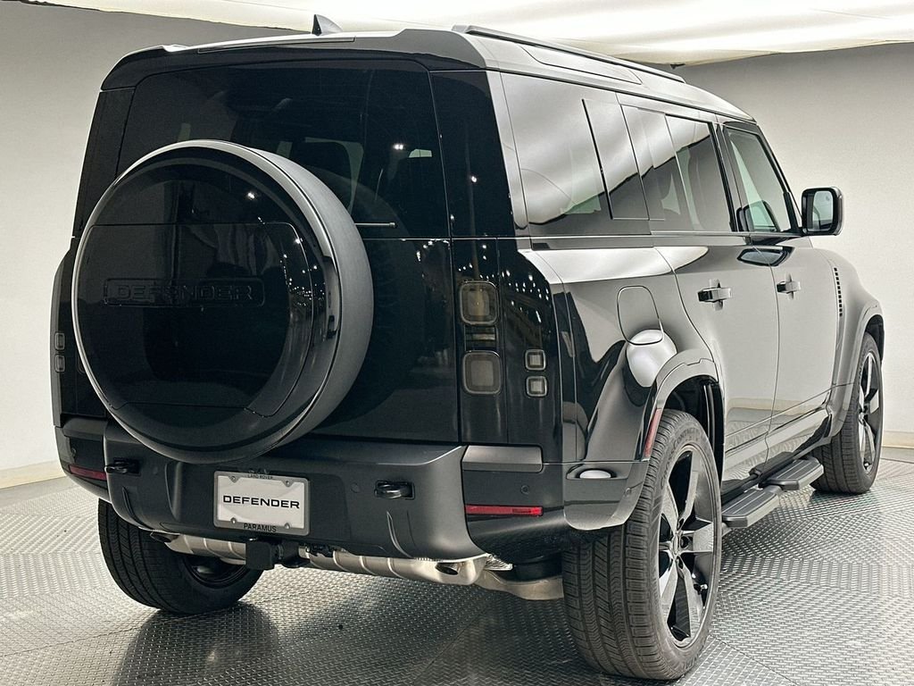 New 2026 Santorini Black Land Rover X-Dynamic SE image 3