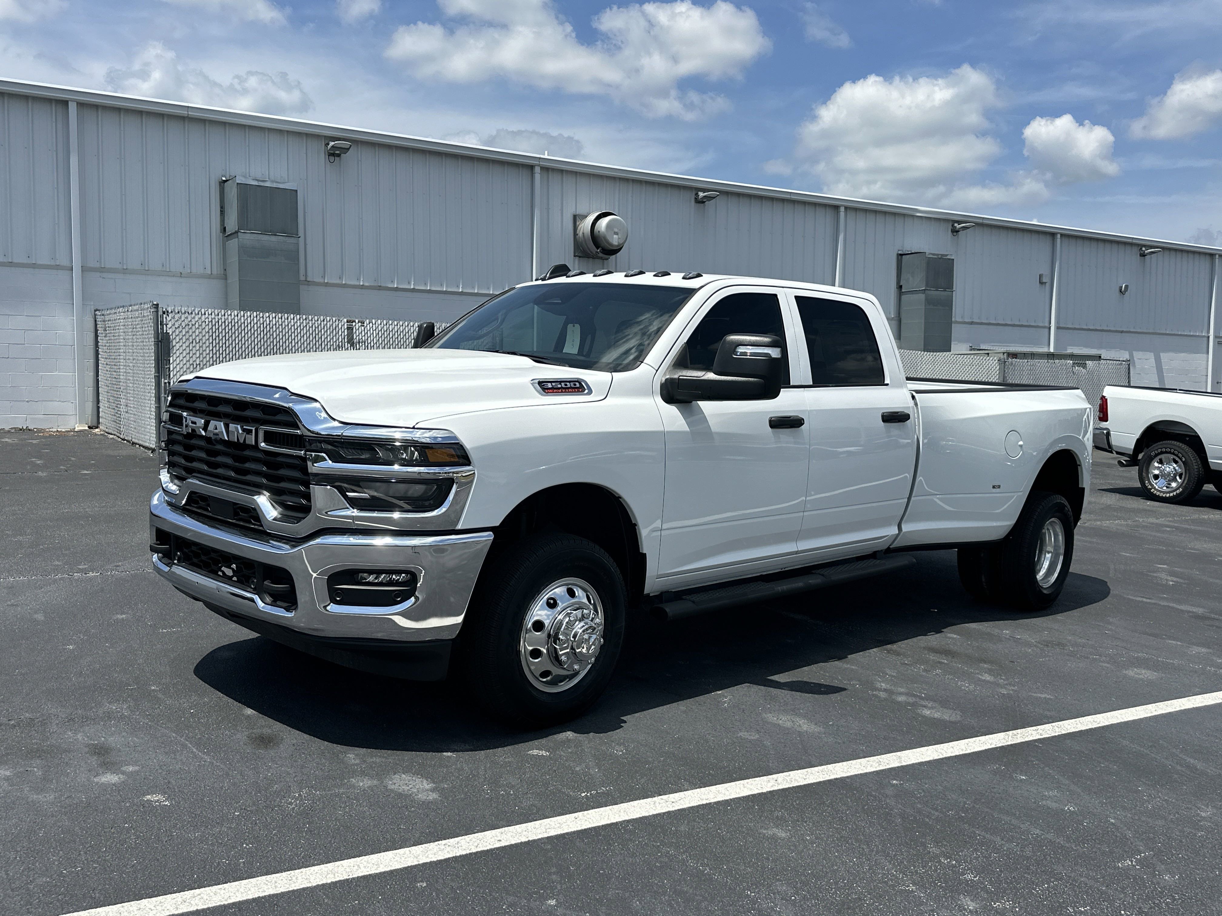 2025 RAM 3500 Tradesman - Photo 4