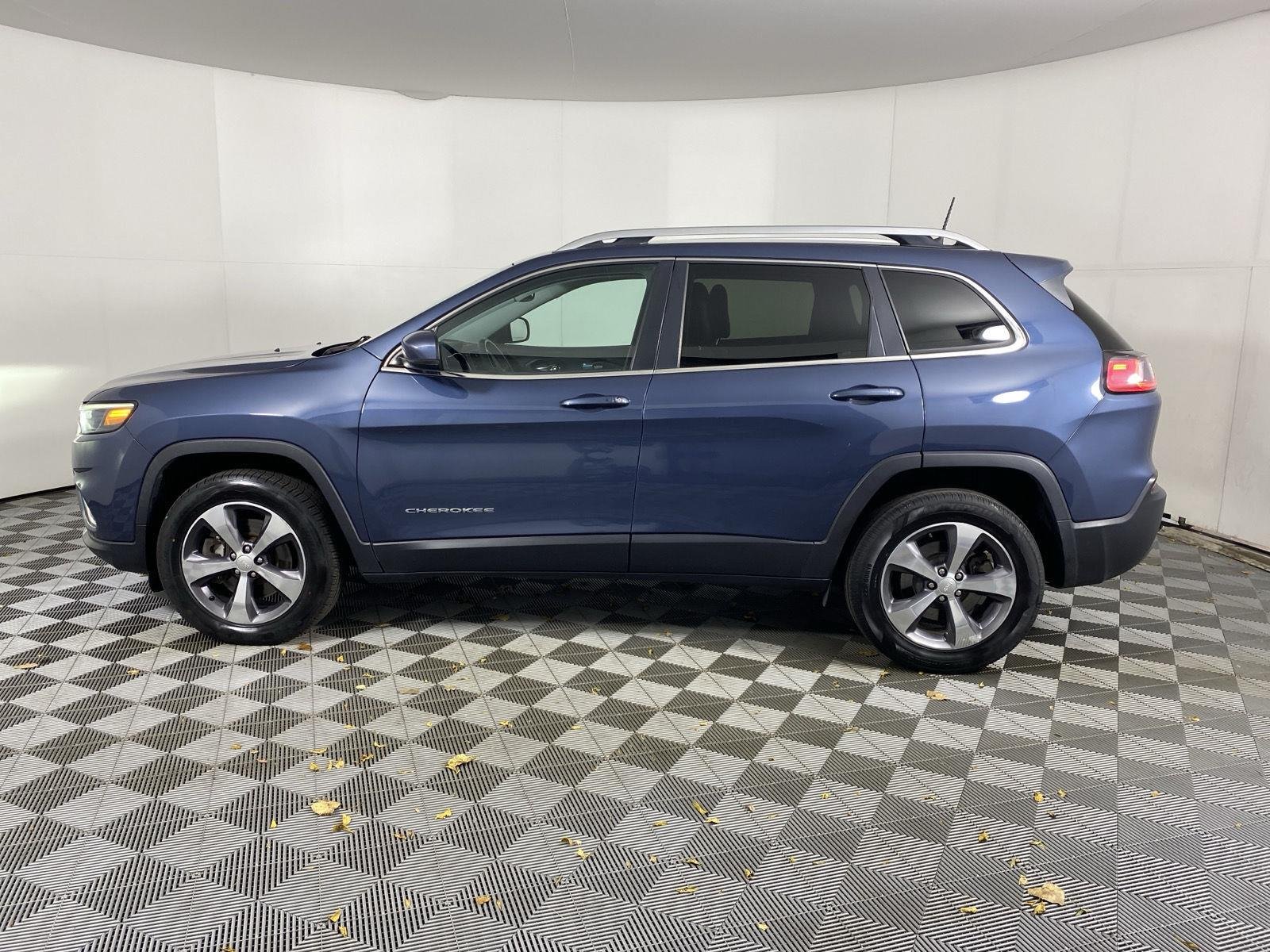 Used 2019 Blue Shade Pearlcoat Jeep Limited image 4