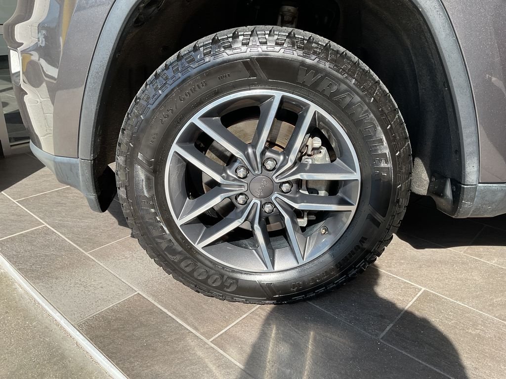 Used 2019 Gray Jeep Limited image 4