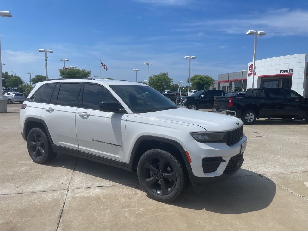 2022 Jeep Grand Cherokee Altitude's photo