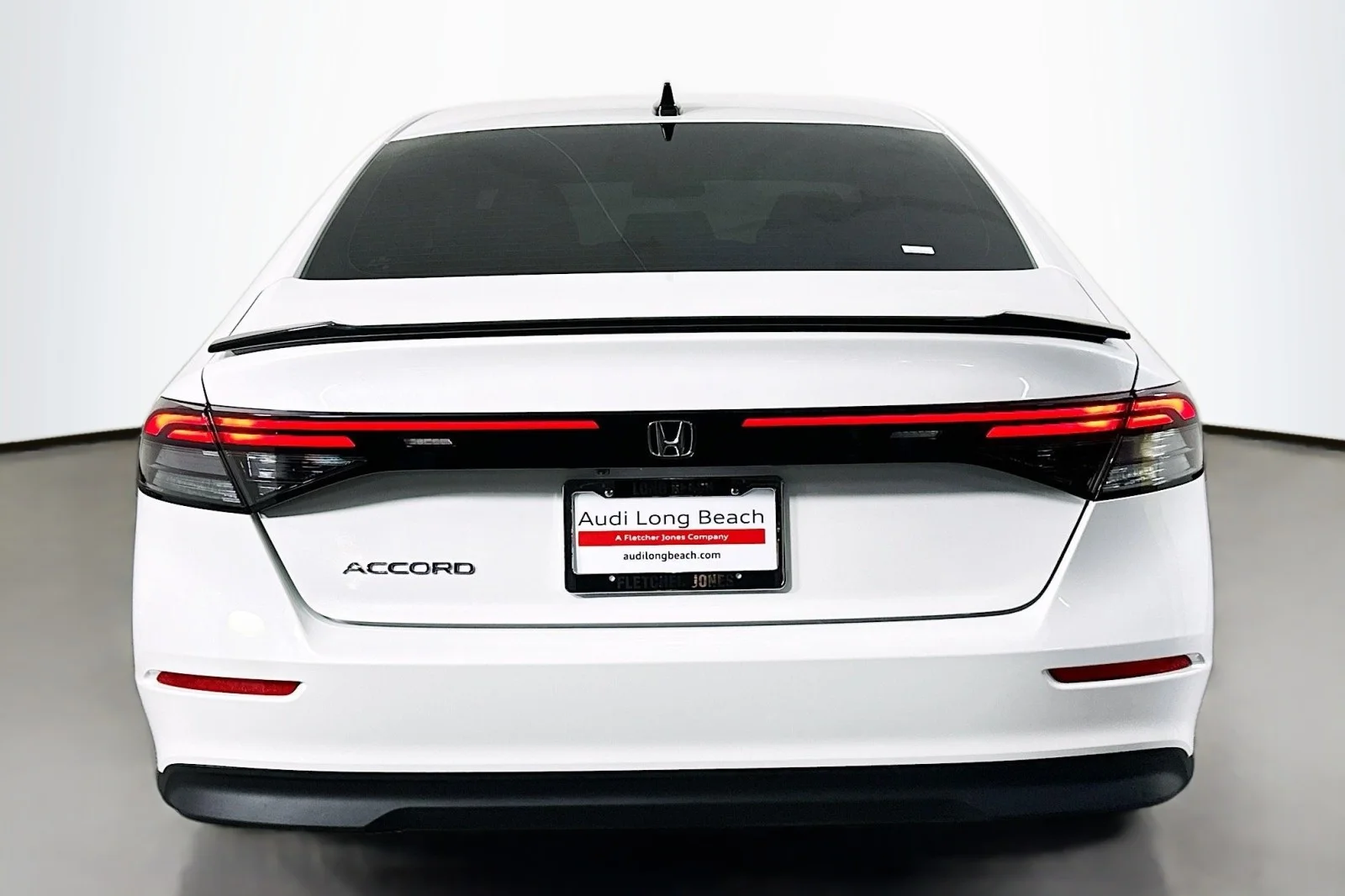 Used 2025 Platinum White Pearl Honda SE image 3