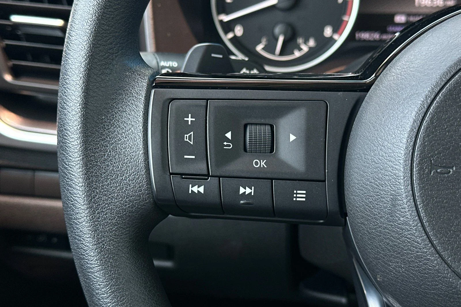 2023 Nissan Rogue SV - Photo 34