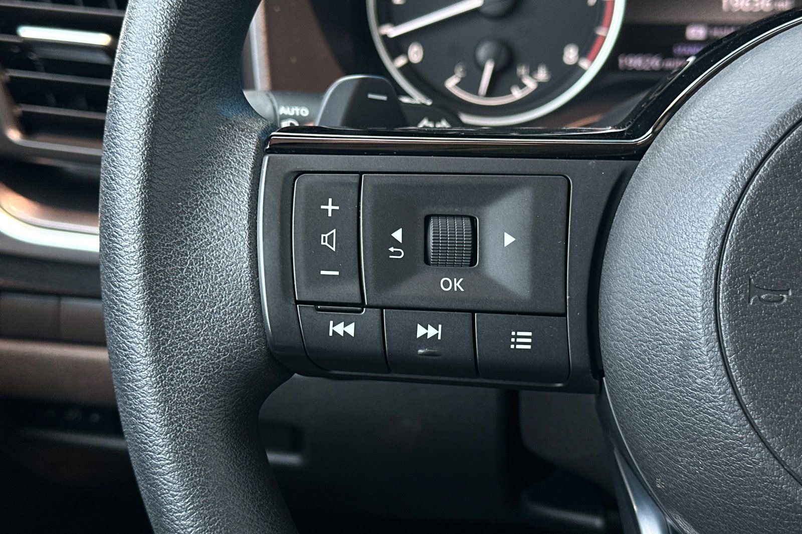 2023 Nissan Rogue SV - Photo 30