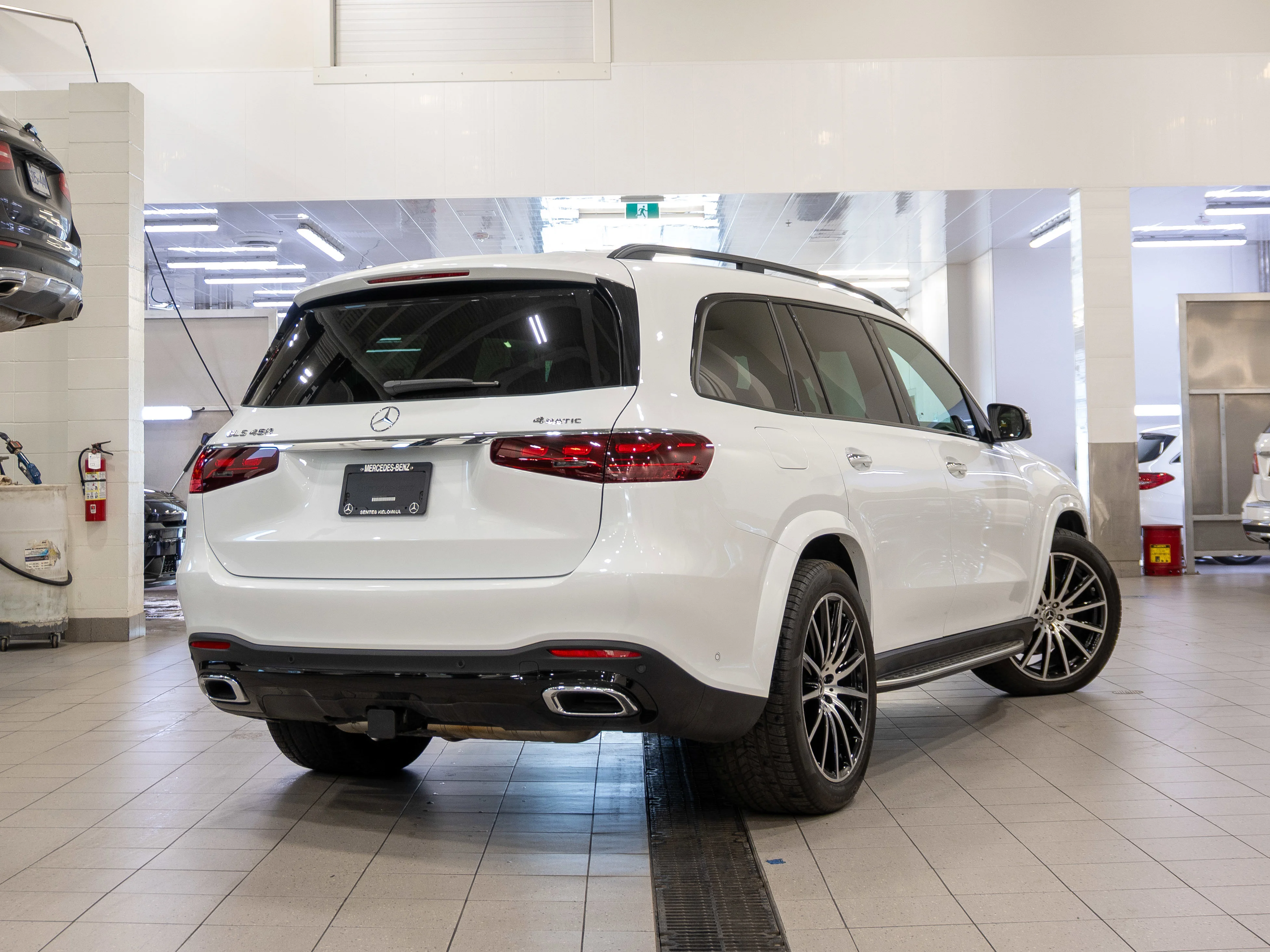 New 2026 MANUFAKTUR OPALITE WHITE BRIGHT Mercedes-Benz GLS 450 image 3