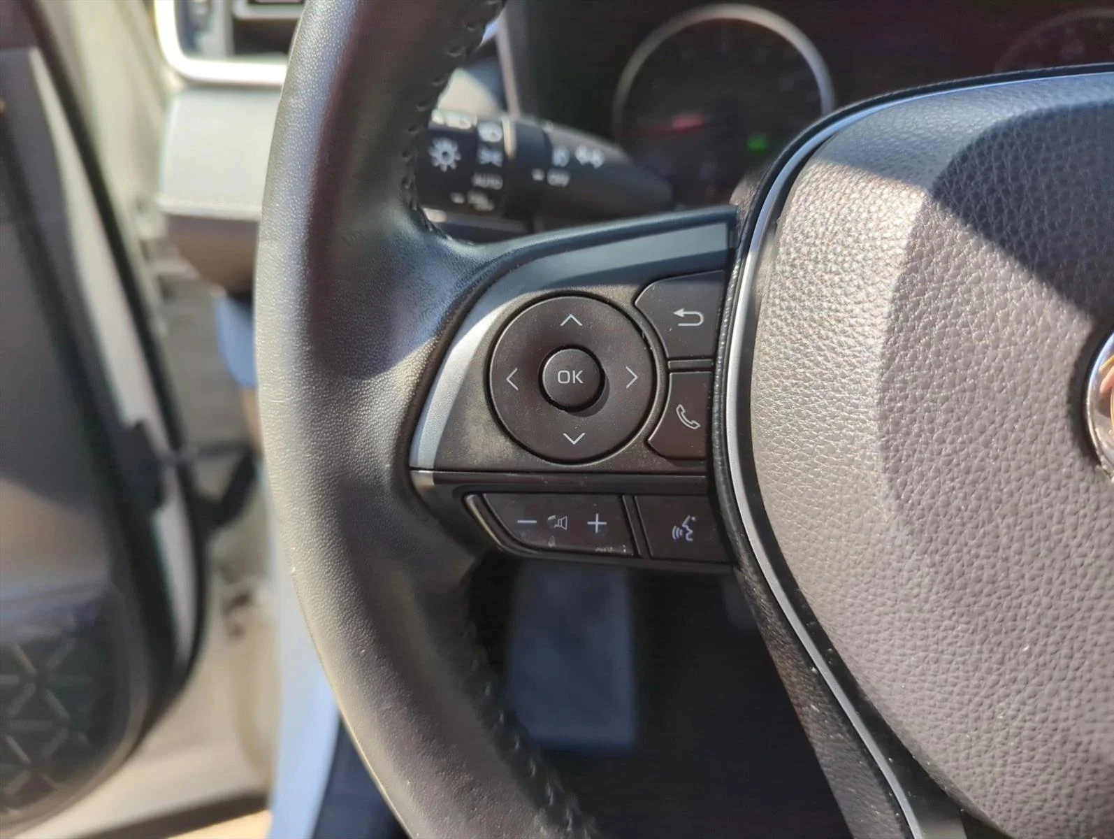 Used 2019 Super White Toyota XLE Premium image 17