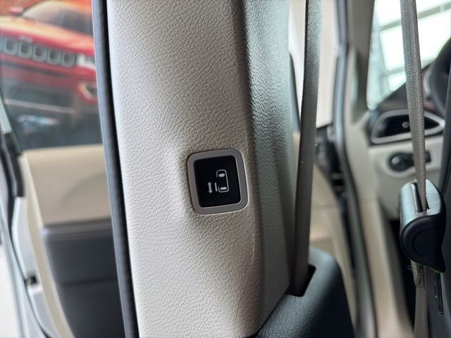 Used 2023 Silver Chrysler LX image 17