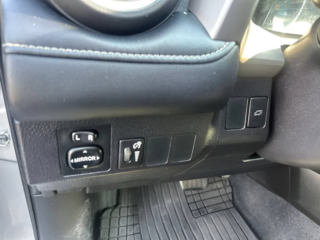 Used 2016 Silver Sky Metallic Toyota XLE image 22