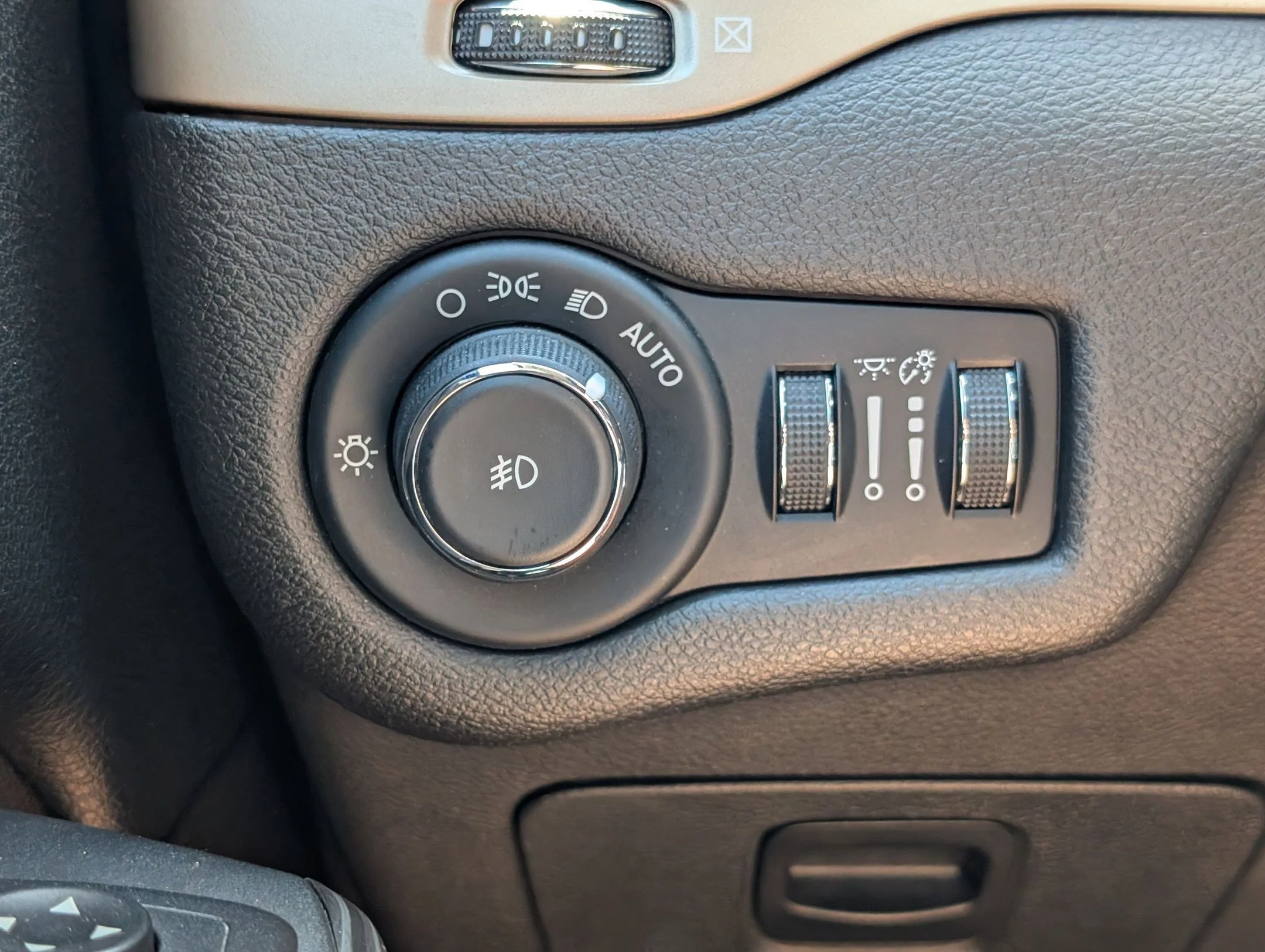 Used 2017 Granite Crystal Metallic Clearcoat Jeep Latitude image 23