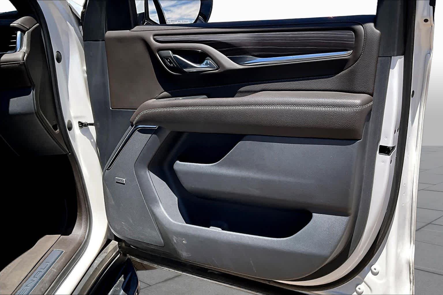Used 2022 White Frost Tricoat GMC Denali image 20