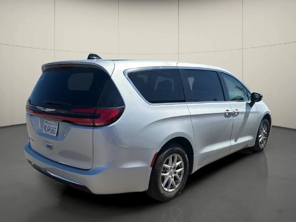 Used 2024 Silver Chrysler Touring L image 7