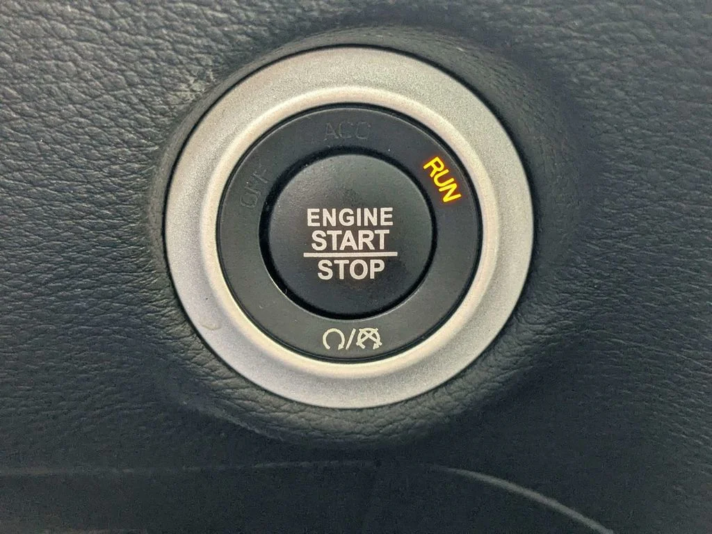 Used 2025 White Chrysler Limited image 29