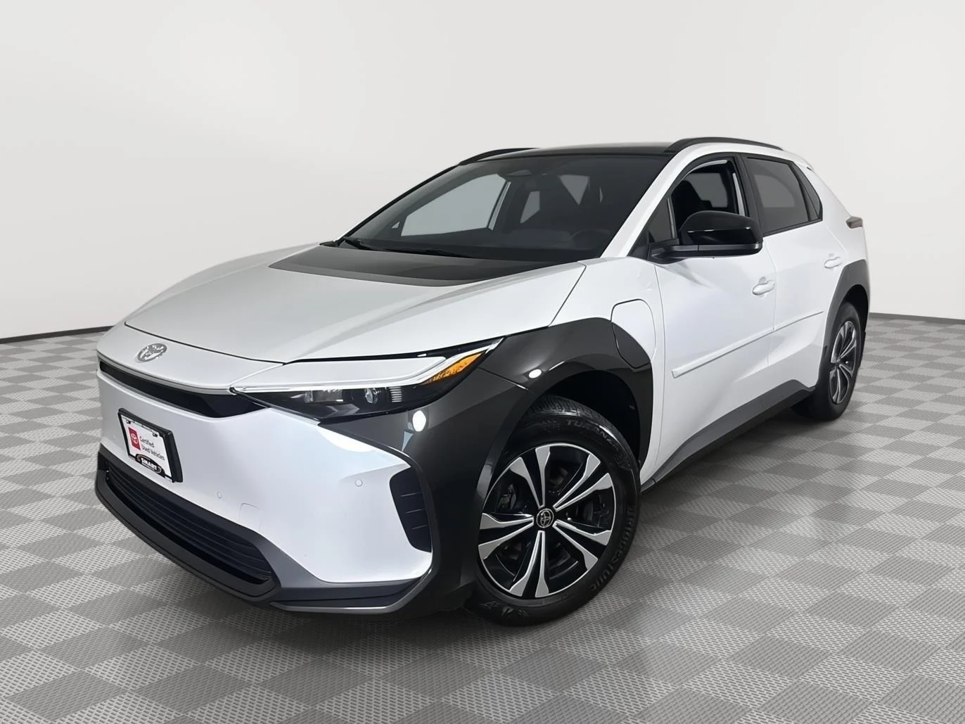 Used 2023 Wind Chill Pearl Toyota XLE image 1