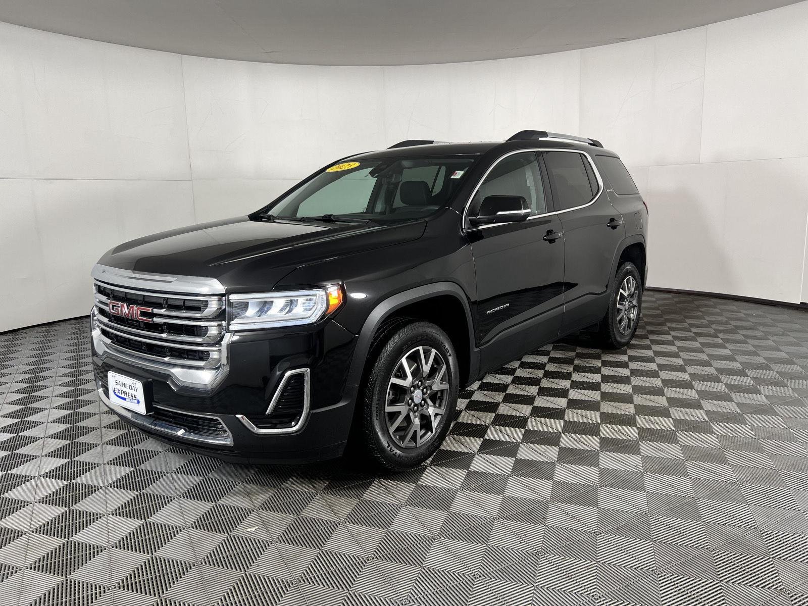Used 2023 Ebony Twilight Metallic GMC SLE image 4