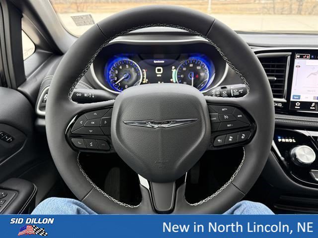 New 2026 Diamond Black Crystal Pearl-Coat Exterior Paint Chrysler Select image 8