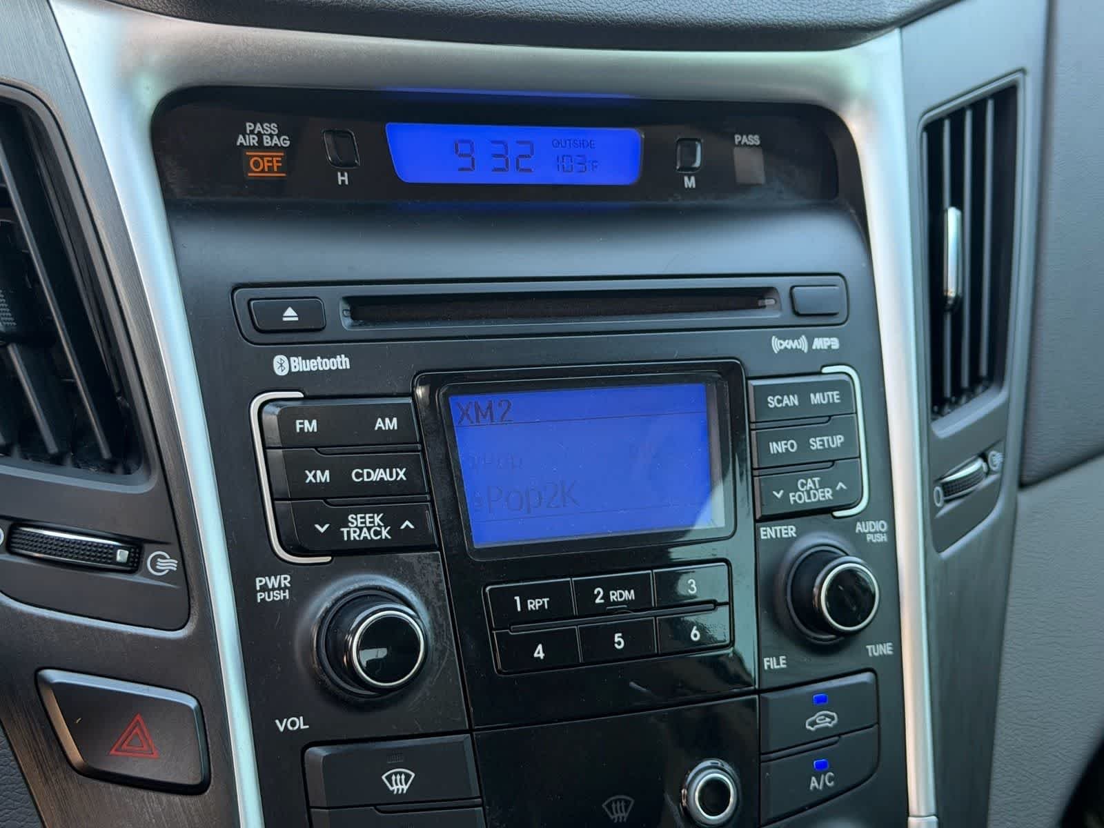 Used 2011 Radiant Silver Metallic Hyundai SE image 26