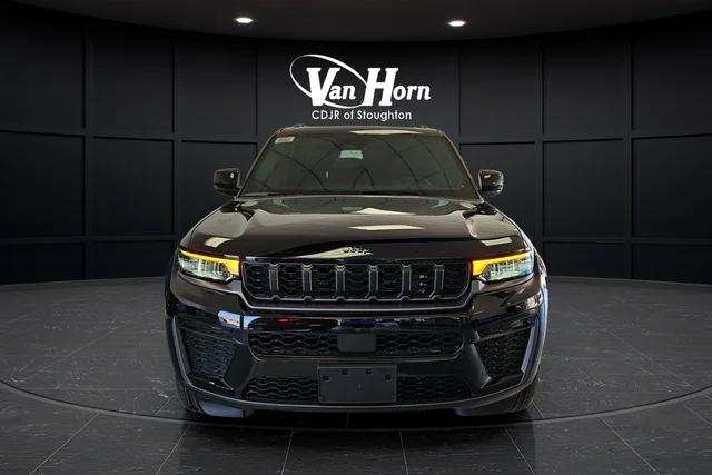 New 2026 Diamond Black Crystal Pearl-Coat Exterior Paint Jeep Altitude image 2