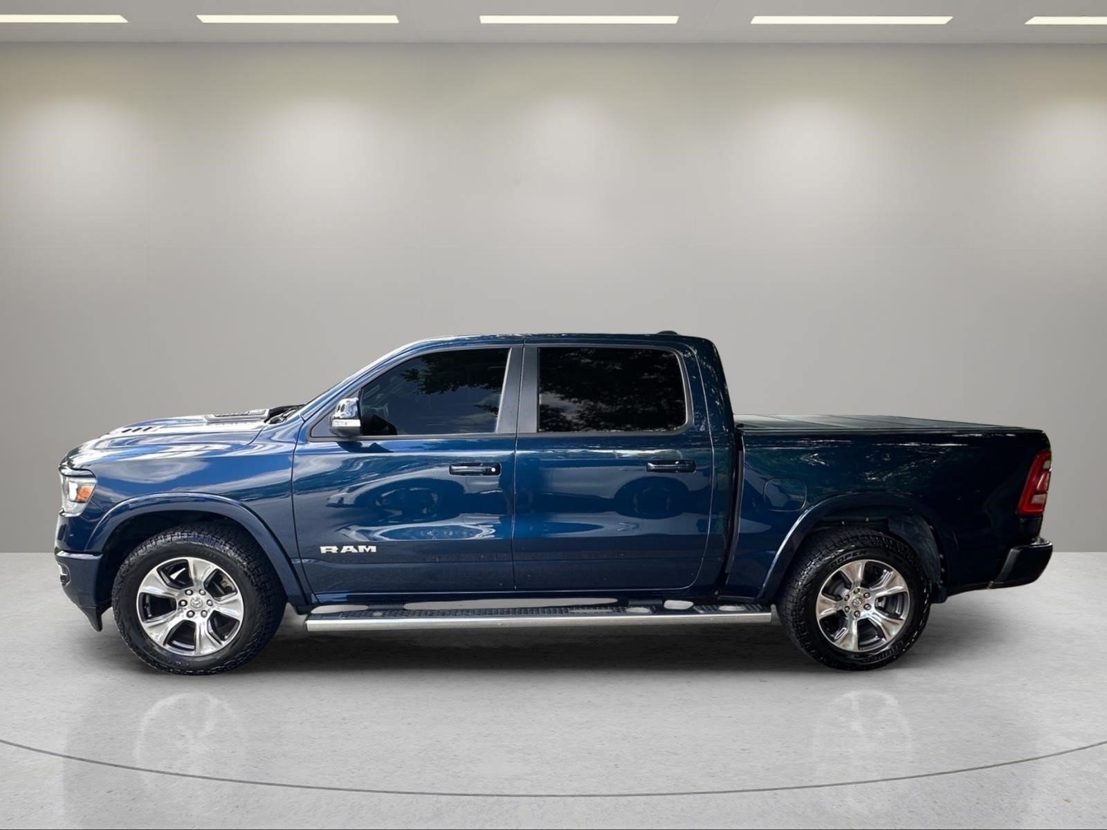 Used 2022 Patriot Blue Pearlcoat Ram Laramie image 14