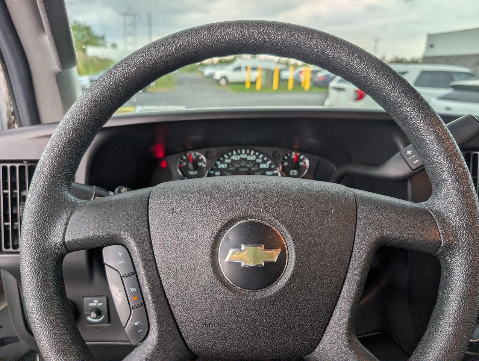 Used 2018 Summit White Chevrolet  image 11