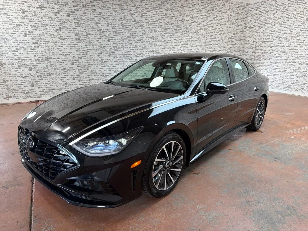 Used 2022 Black Hyundai Limited image 3
