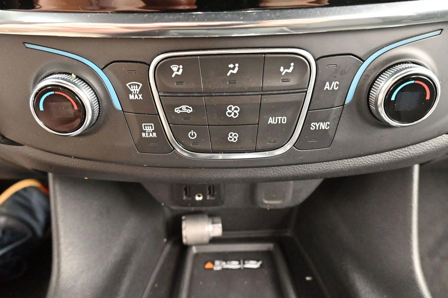 Used 2023 Summit White Chevrolet LT Cloth image 24
