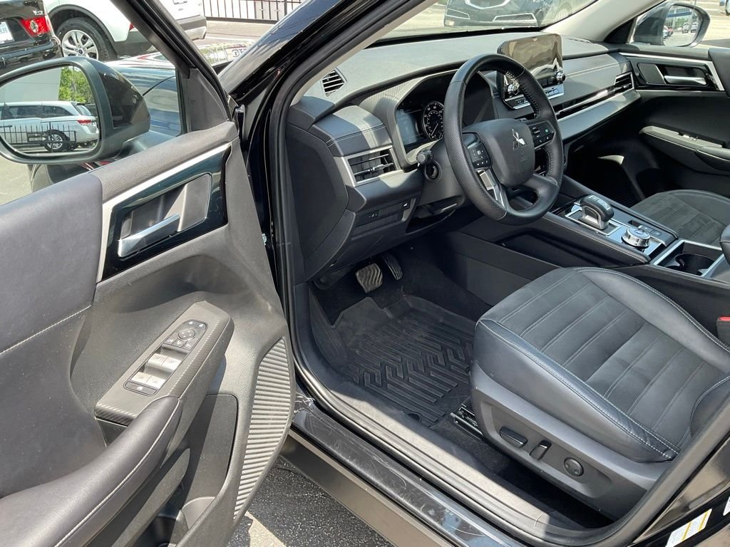 Used 2023 Black Mitsubishi SE image 10