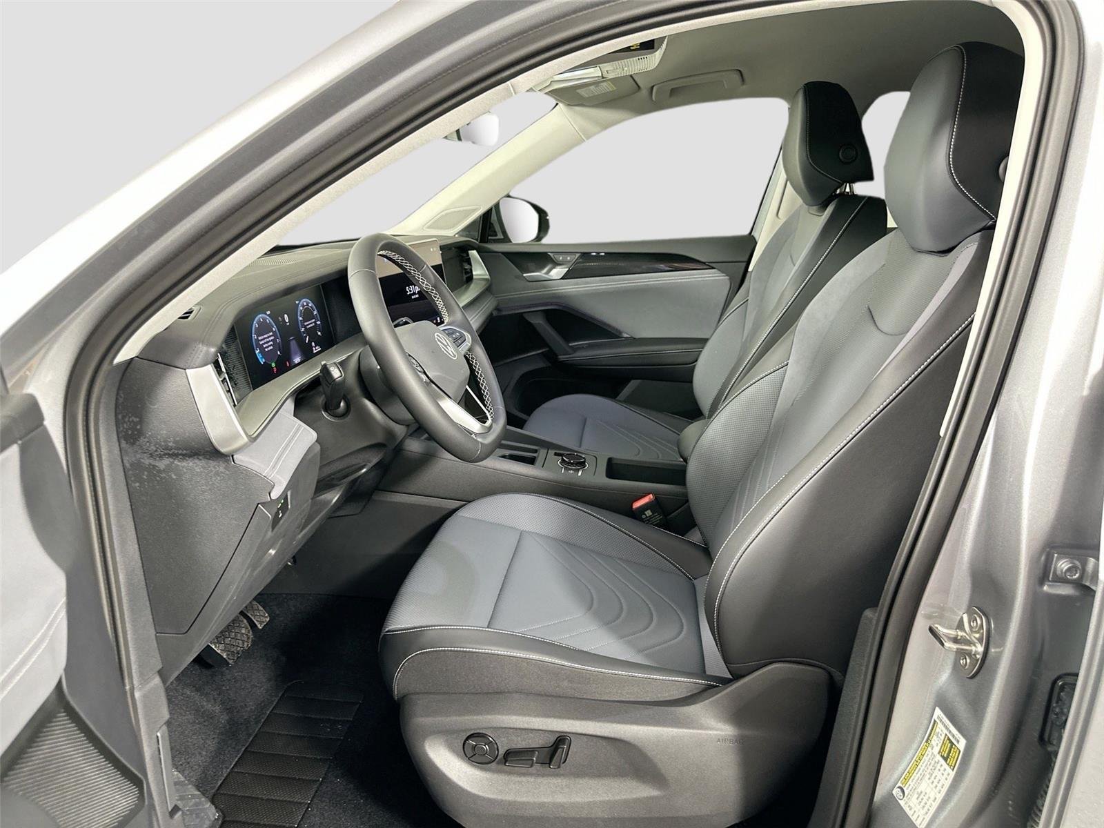 2025 Volkswagen Tiguan SE - Photo 19