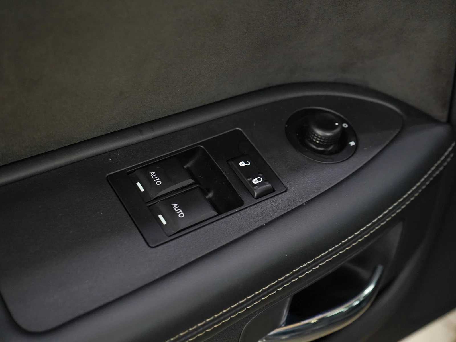 Used 2008 Brilliant Black Crystal Pearlcoat Dodge SRT8 image 19