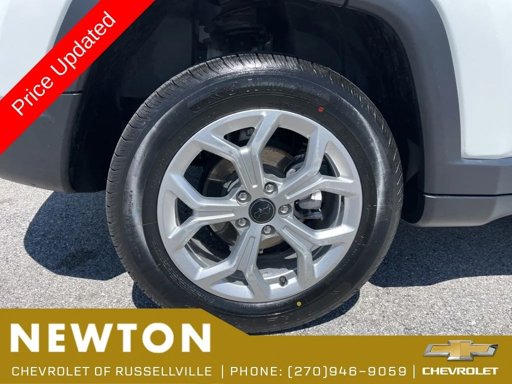 Used 2025 Bright White Clearcoat Jeep Latitude image 51