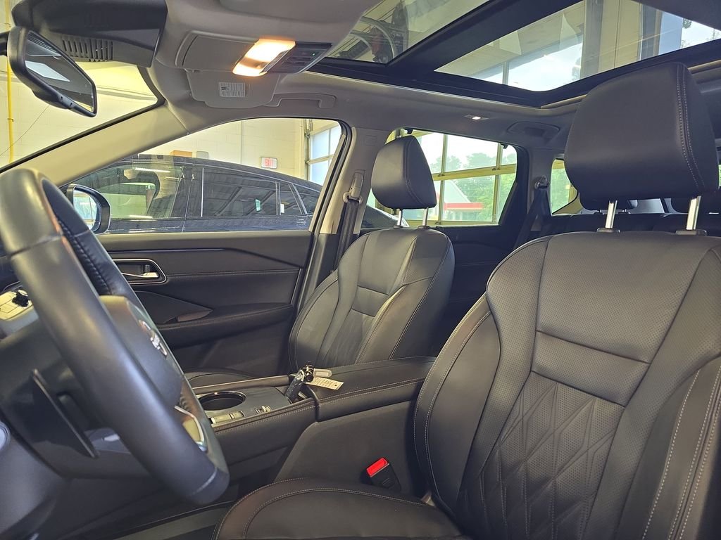 Used 2024 Gray Nissan Platinum image 17