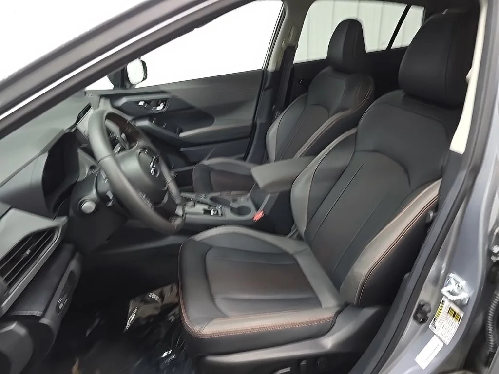 Used 2025 Ice Silver Metallic Subaru Limited image 31