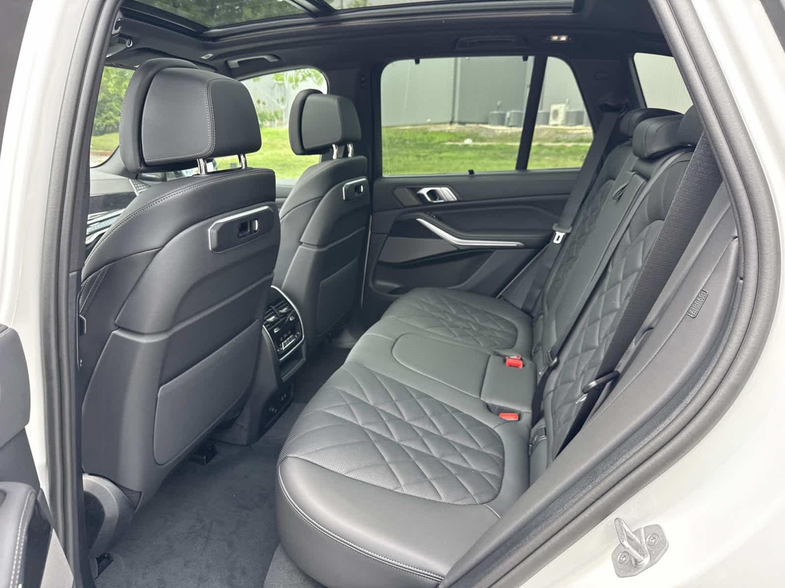 New 2026 Mineral White Metallic BMW xDrive40i image 15