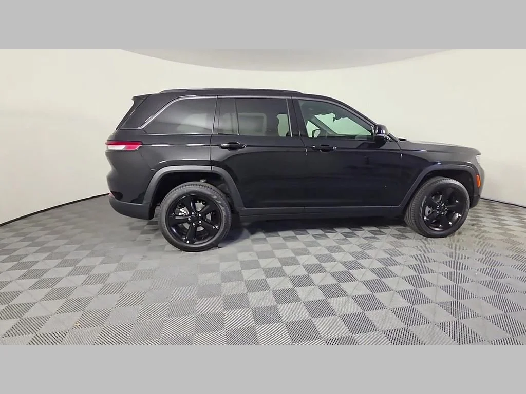 New 2026 Diamond Black Crystal Pearl-Coat Exterior Paint Jeep Limited image 22